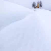 Najbolj všečkana fotografija na Jakinem instagramu: cerkvica sv. 
Tomaža v Gorenjem Vrsniku.
