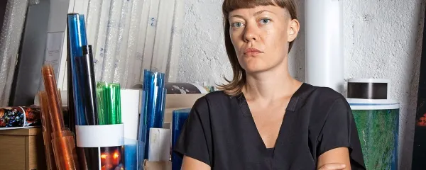 Špela Volčič v svojem ateljeju v domačem Mirnu