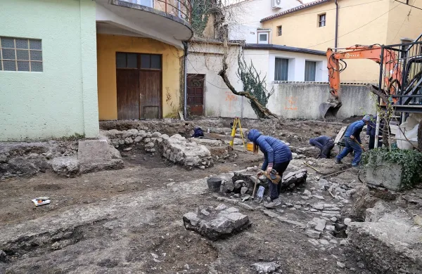 Arheologi so na Križajevem dvorišču ob  ostankih rimskodobnega 
objekta našli ostanke  peči, keramiko, novce in vojaške predmete.  
