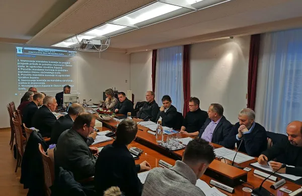 Svetniki v Kanalu so potrdili mandate, o volitvah bo svoje 
povedalo še upravno sodišče. 