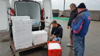 Le še nalepke s podatki je bilo treba pritrditi in škatle z ribami so 
bile pripravljene za pot na ribiško borzo v Trst.  