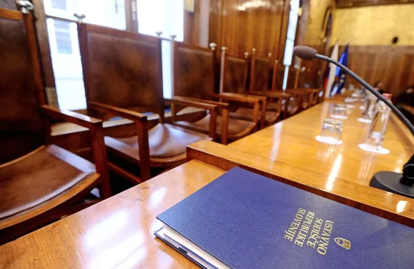 Poslanci SDS in SNS so vložili predlog ustavne obtožbe zoper 
predsednika vlade Marjana Šarca zaradi nespoštovanja odločbe 
ustavnega sodišča glede financiranja zasebnega šolstva.