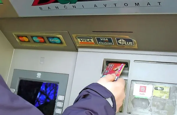 Te dni se zaposleni v uspešnih podjetjih veselijo izplačila božičnice, 13. plače ali kakšne druge 
nagrade. 

