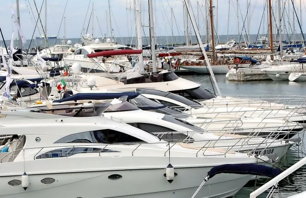 Kazniva dejanja, ki jih tožilstvo v obtožbi očita obtoženim, naj bi se 
pri uvozu luksuznih plovil zgodila že pred dobrim desetletjem 
(fotografija je simbolična). 