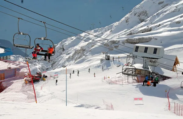 Na Kaninu je že mogoče smučati. Deluje tudi povezava z Nevejskim sedlom, na pravo pošiljko snega pa še čakajo. 