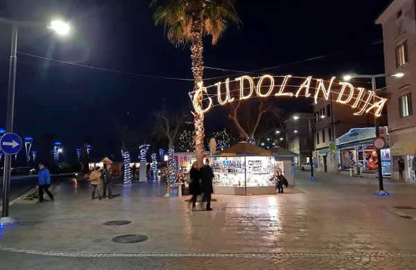 Čudolandijo poleg domačinov obiskujejo tudi Hrvati in Italijani