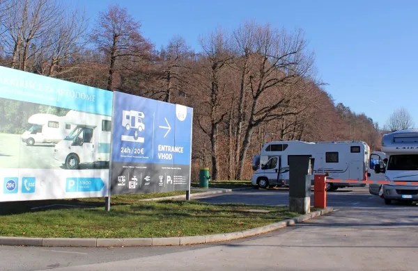 Zavezanci za plačilo turistične takse bodo po novem tudi turisti, ki 
bodo prenočevali v avtodomih, a sedanja ureditev parkirišča  
Postojnske jame pobiranja takse ne omogoča.