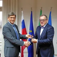 Kolenc je Markočiču (desno) ob  primopredaji  predal ključe, tri 
fascikle dokumentacije občine in R Mercurijevo tožbo.   