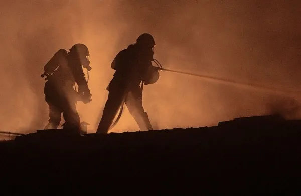 Gasilci iz Kopra in Dekanov so pred dvema letoma gasili požar kombija in šotora, iz katerega naj bi 
se pred zublji pravočasno rešil italijanski državljan (fotografija je simbolična).