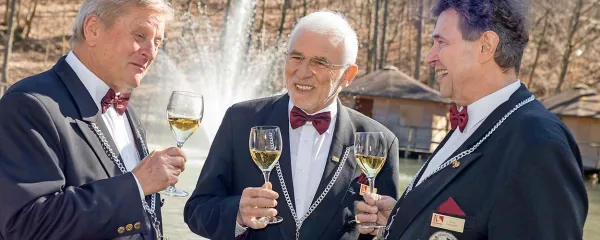 Ivan Peršolja (v sredini) s someljejskima sotrudnikoma in prijateljema Davorinom Škarabotom (levo) in Borisom Gašparinom.