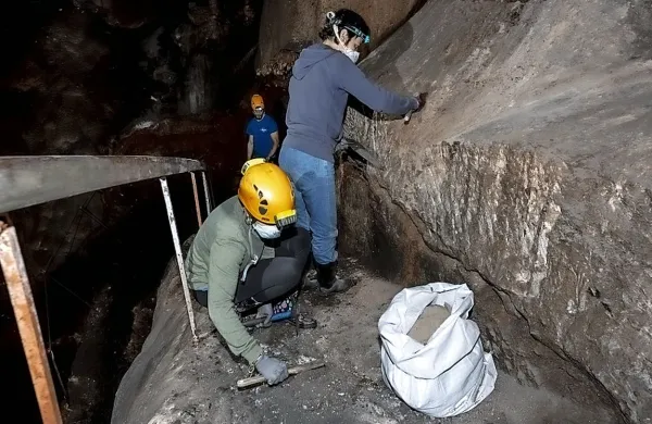  Divaški jamarji tako košček za košček čistijo jamo.