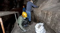  Divaški jamarji tako košček za košček čistijo jamo.