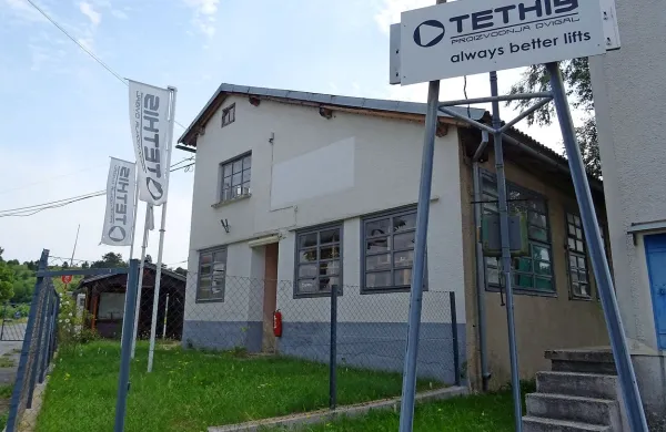 Poslovno-proizvodni kompleks propadlega podjetja Sec na Baču 
je letos spomladi kupila družba Anepremičnine. Podjetje Tethis, ki 
je nekaj časa v delu teh prostorov nadaljevalo proizvodnjo dvigal, 
je konec novembra v stečaju.  