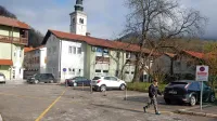   Občina je kupila zemljišče, s čimer naj bi odpravili težave glede 
dostopa do zdravstvenega doma.  