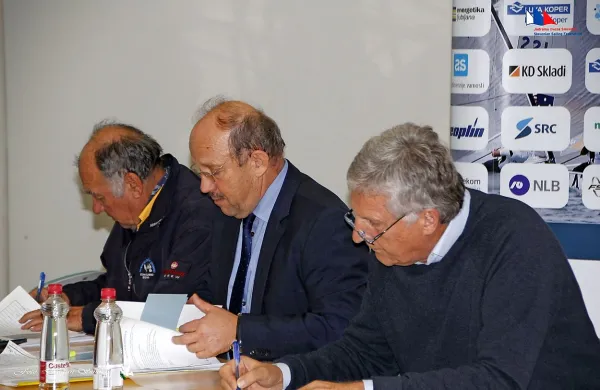 Predsednik slovenske jadralne zveze je ostal Aljoša Tomaž (v 
sredini).
