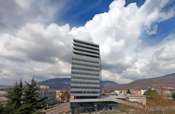 V letu 2019 naj bi v Eda center, najvišjo in najbolj prazno stavbo v
mestu, prišli novi najemniki.