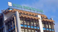 Približno 80 uslužbencev banke Intesa Sanpaolo, ki zdaj delajo v 
centralni stavbi v Kopru, bo  aprila začelo delati na novi lokaciji 
banke v Ljubljani.