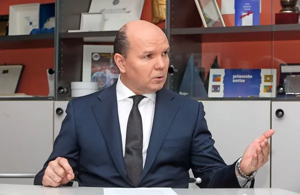 Đenio Zadković (Piran) se je kot politični anonimnež zavihtel na 
županski stolček. 