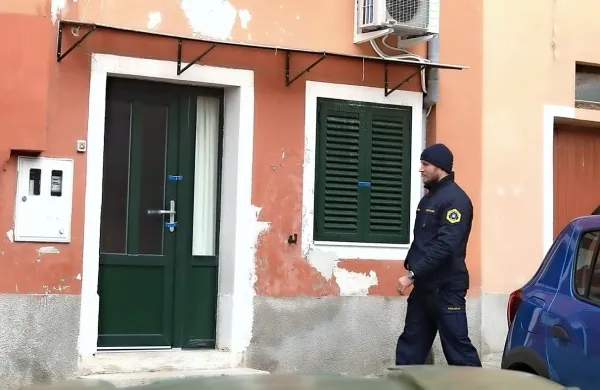 Za zelenimi vrati pritličnega stanovanja  je 46-letni moški obležal v 
mlaki krvi.