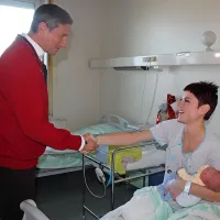 Predsednik Borut Pahor je v postojnski porodnišnici obiskal tudi 
zadnjega lanskega novorojenčka, Liama, in njegovo mamico  
Nino.