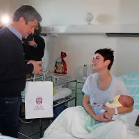  Novopečenima mamicama in njunima fantičema je lepe želje 
izrekel tudi postojnski župan Igor Marentič.