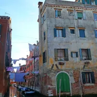 Že nekaj ulic stran od glavnih turističnih žil so Benetke še vedno 
lepe, a skoraj  spokojne.