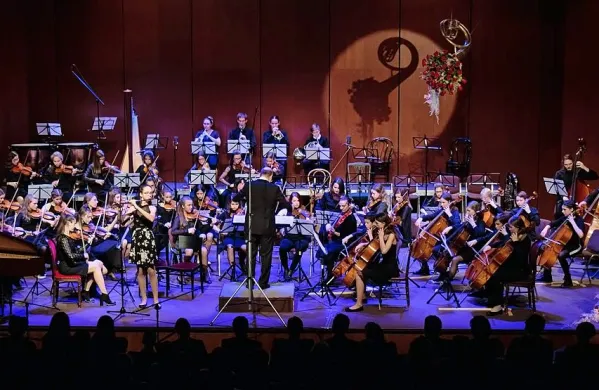 Na slavnostni akademiji ob 70-letnici Glasbene šole Nova Gorica je 
nastopil simfonični orkester s sedmimi solisti.  