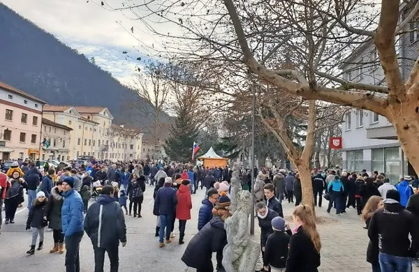 Praznično dogajanje na Štefanovo si je v središču Vipave ogledala 
množica ljudi.