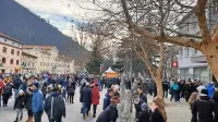 Praznično dogajanje na Štefanovo si je v središču Vipave ogledala 
množica ljudi.