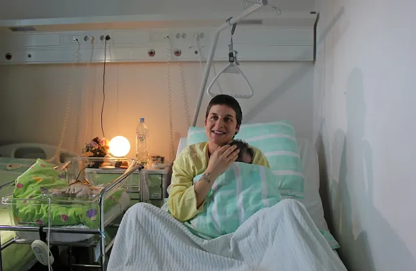 Gregor, v naročju mame Tadeje,  je prvi otrok, ki se je leta 2019 
rodil v primorskih porodnišnicah.