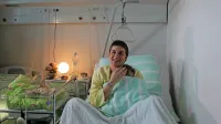 Gregor, v naročju mame Tadeje,  je prvi otrok, ki se je leta 2019 
rodil v primorskih porodnišnicah.