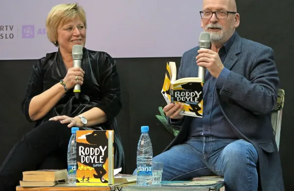 Roddy Doyle in njegova slovenska prevajalka Tina Mahkota sta se pred dobrim mesecem 
pogovarjala na slovenskem knjižnem sejmu v Cankarjevem domu v Ljubljani.  