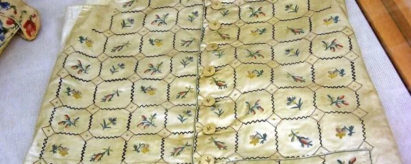  Svilen telovnik za gospodo, ki ga tako kot vse  ostale eksponate na 
fotografijah hranijo v Pokrajinskem muzeju v Gorici.