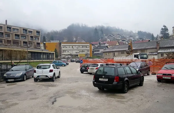 Na kaotičnem parkirišču na Uti udarne jame dosegajo rekordno 
višino, ker se lastniki prostora med seboj težko dogovarjajo. 
