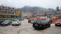 Na kaotičnem parkirišču na Uti udarne jame dosegajo rekordno 
višino, ker se lastniki prostora med seboj težko dogovarjajo. 