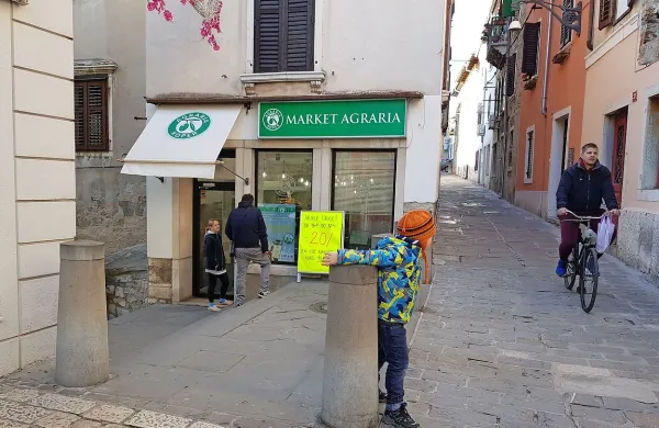 Trgovina na “stopničkah”  je bila konec decembra v treh dneh kar 
dvakrat tarča istega kradljivca pršutov. 
