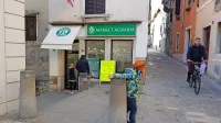 Trgovina na “stopničkah”  je bila konec decembra v treh dneh kar 
dvakrat tarča istega kradljivca pršutov. 