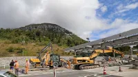 Obnove na avtocestah, med njimi rušenje cestninskih postaj, so 
bile eden od velikih gradbenih poslov minulega leta.  