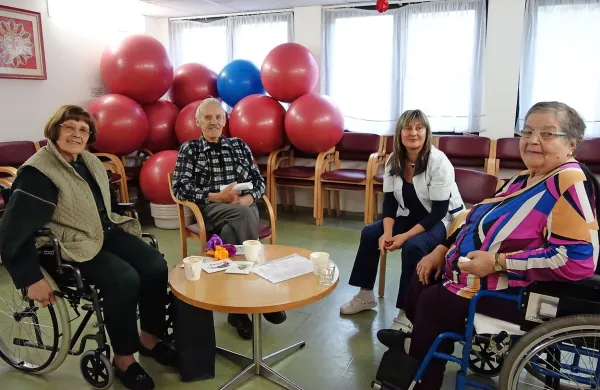 Sonja Pavlin, Zmago Twrdy in Lidija Makuc se v domu odlično  počutijo in  ne morejo prehvaliti osebja 
na čelu z delovno terapevtko Mojco Jejčič (druga z desne).