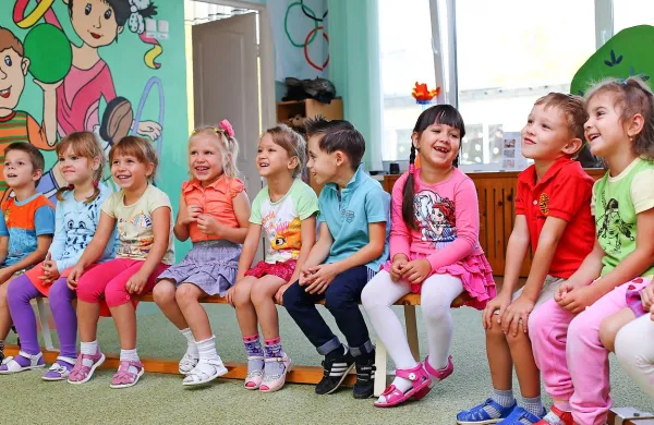 Ko otroci dopolnijo enajst mesecev, jih lahko starši vpišejo v vrtec. A tisti, ki so rojeni v zimskih 
mesecih, največkrat ostanejo brez varstva in morajo počakati na novo vrtčevsko leto. 