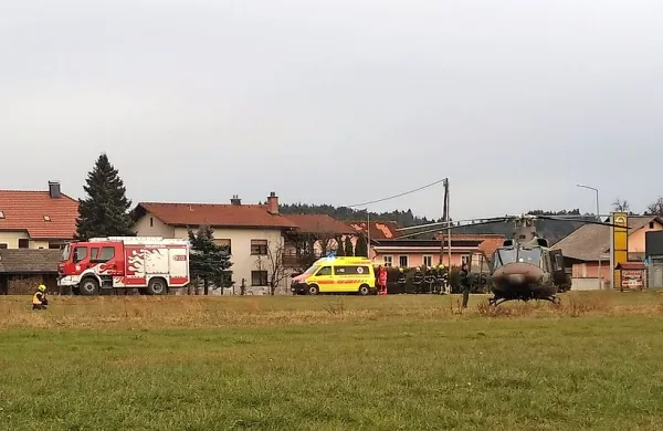 Po hudo poškodovanega najstnika je v soboto popoldne priletel 
vojaški helikopter in ga nato odpeljal v ljubljanski klinični 
center. 