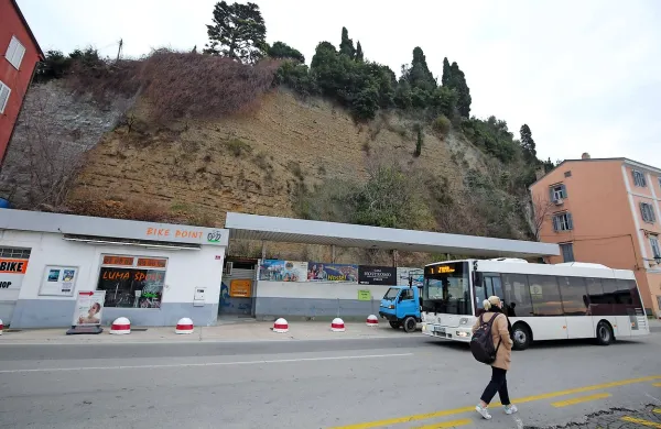 Načrti o garažni hiši v klifu so stari vsaj 25 let. Občina bi rada zemljišče še letos odkupila od zasebnega lastnika, družbe Makro 5.