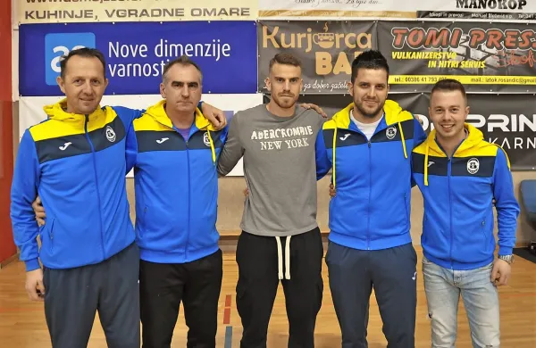 Domen Čnigoj (v sredini) s trenerji mlajših selekcij FC Bronx Škofije: (z leve) Draženko Vujić, Goran 
Stanič,  Marko Hrvatin in Tadej Blaževič.