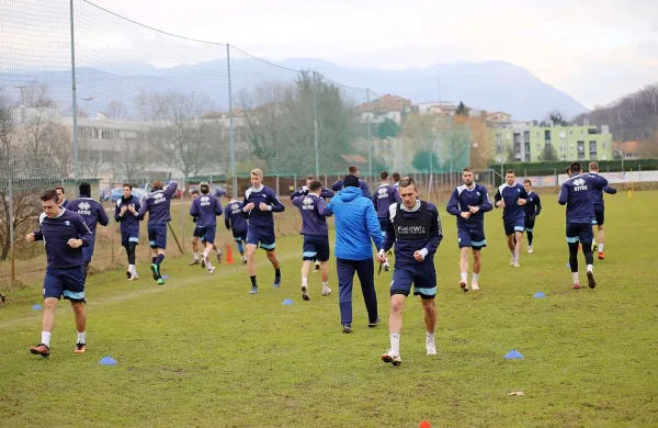 Nogometaši Gorice so včeraj opravili prvi trening na igrišču ob 
Kornu.