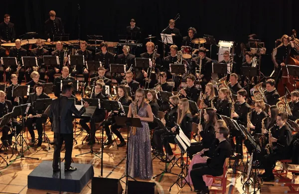 Obetavna saksafonistka Kristina Neli Lampe je z idrijskimi godbeniki zaigrala Aria & Improvisation Blaža Puciharja. 