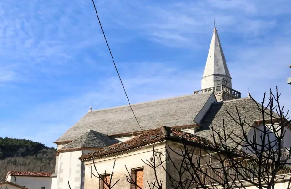 Cerkveno ladjo prekrivajo nove skrle iz kamnoloma pri Povirju. 