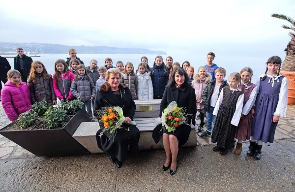 Andri Anastasiades (levo) in   Tanja Pečar sta  na klop prijateljstva 
tudi sedli, pred tem so jima zapeli učenci OŠ Livade.