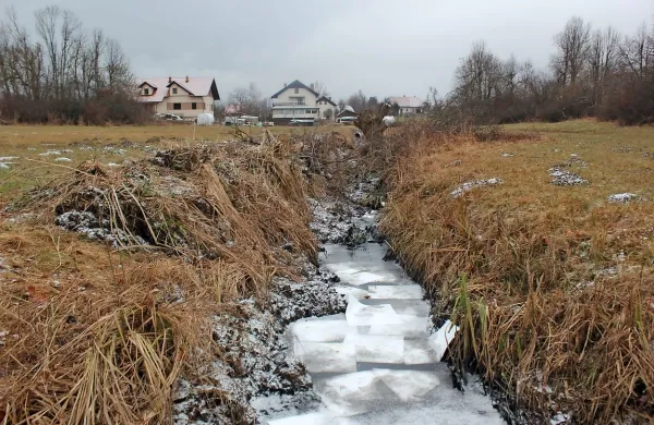 Ribiči so v pritoku Nanoščice v Landolu naleteli na onesnaženje, ki 
se ne bi smelo zgoditi. Namestitev pivnikov je preprečila, da bi 
madež napredoval v Nanoščico. 