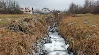 Ribiči so v pritoku Nanoščice v Landolu naleteli na onesnaženje, ki 
se ne bi smelo zgoditi. Namestitev pivnikov je preprečila, da bi 
madež napredoval v Nanoščico. 