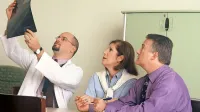 Ob odobritvi višjih plač zdravnikom in medicinskim sestram 
država za to v zdravstveni blagajni ni zagotovila dodatnega 
denarja, zato so  zdravstveni domovi vložili tožbo. 